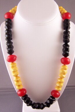 BN27 faceted cream/black/red bakelite necklace